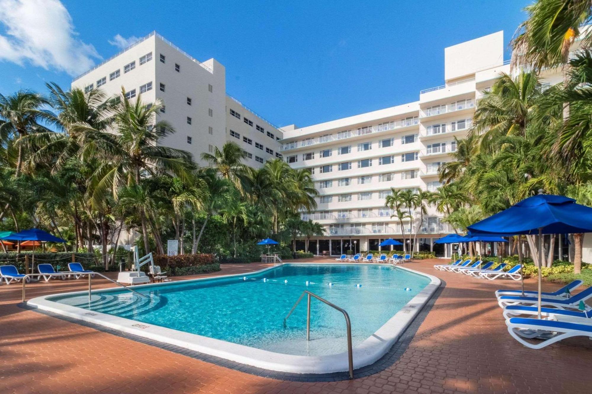 Radisson Resort Miami Beach Exterior photo