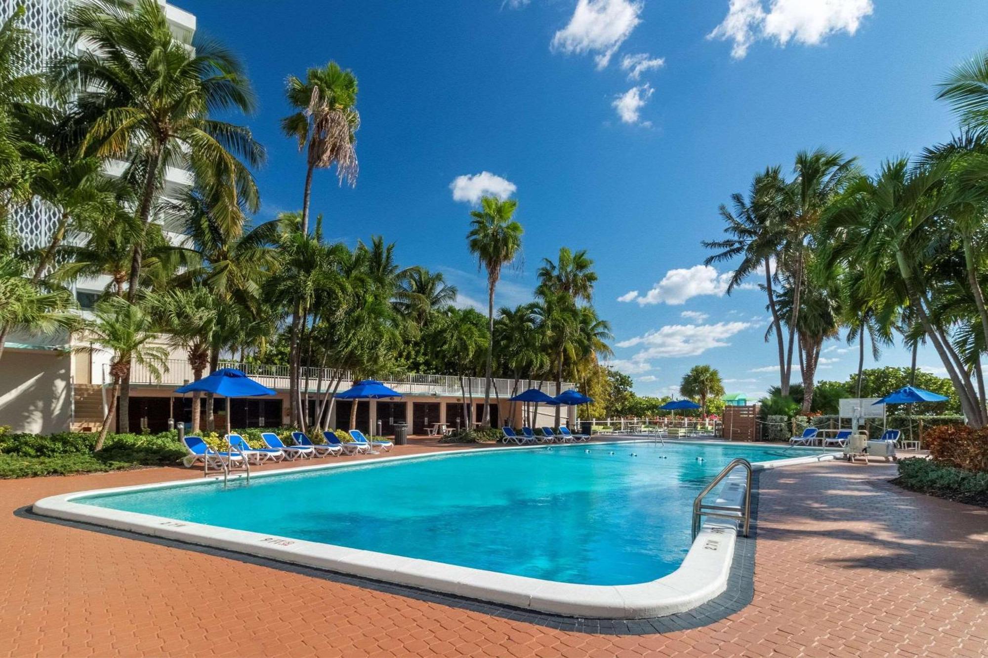 Radisson Resort Miami Beach Exterior photo