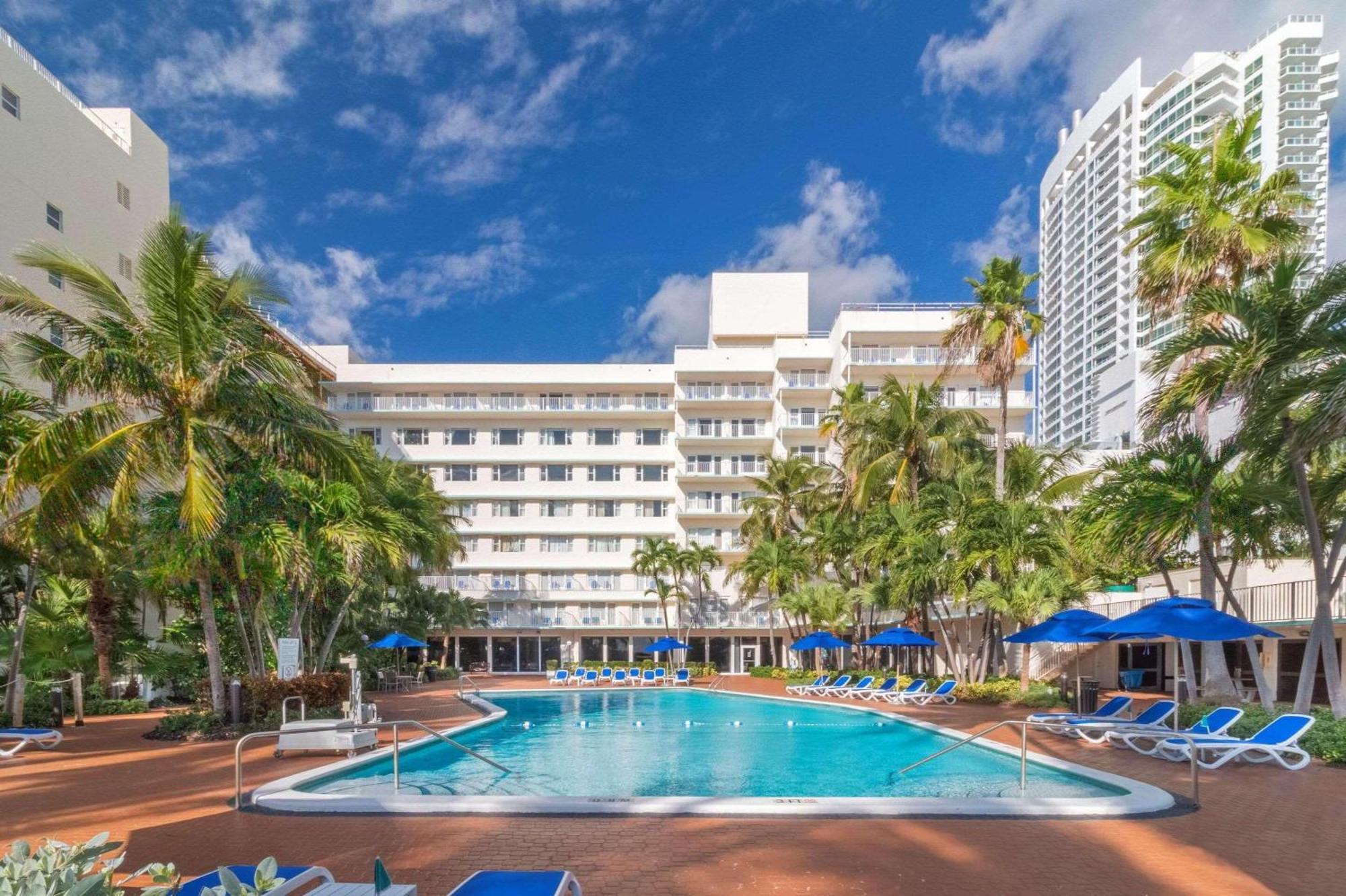 Radisson Resort Miami Beach Exterior photo
