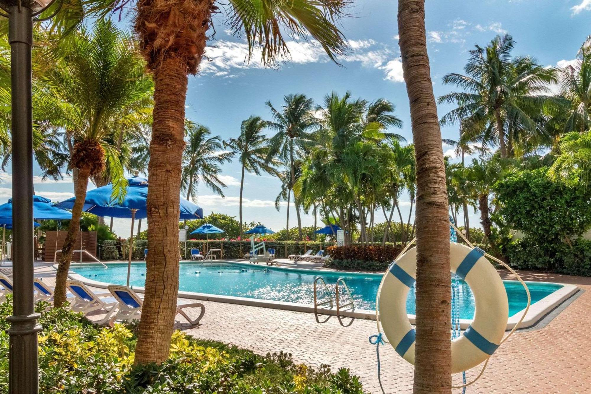 Radisson Resort Miami Beach Exterior photo
